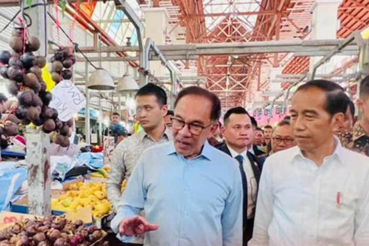 Presiden Joko Widodo bersama Perdana Menteri Malaysia Anwar Ibrahim menyapa pedagang dan penjual di Pasar Chow Kit, Kuala Lumpur, Malaysia, Kamis siang, 8 Juni 2023. 