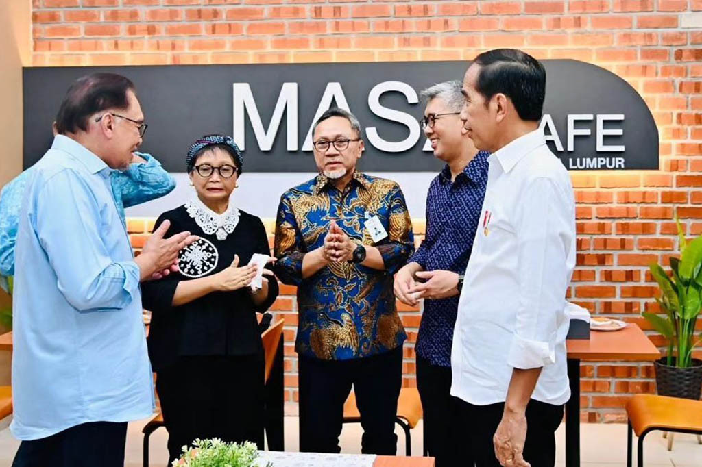 Presiden Jokowi tampil santai mengenakan kemeja putih khasnya dengan lengan digulung, sementara PM Anwar berkemeja biru muda. Selama hampir 45 menit menelusuri pasar, Presiden Jokowi sempat berdialog dengan pedagang untuk menanyakan harga beberapa sayuran dan juga durian.