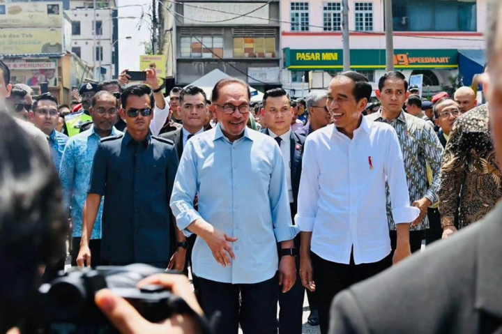 Dari pasar, keduanya berjalan menuju sebuah kedai yang terletak 200 meter dari ujung pasar dan tiba sekitar pukul 13.10 waktu setempat. Presiden Jokowi dan PM Anwar tampak didampingi Menteri Luar Negeri Retno Marsudi, Menteri Perdagangan Zulkifli Hasan, dan juga menteri dari Malaysia.