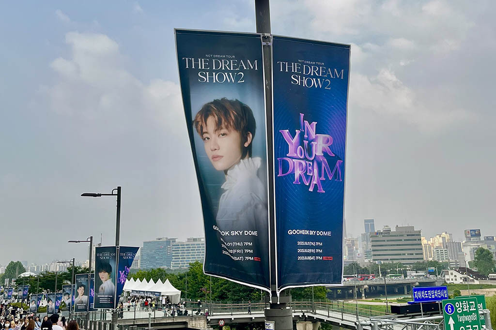Banner bergambar wajah setiap member NCT Dream tersebar di sepanjang jalan menuju pintu masuk venue.