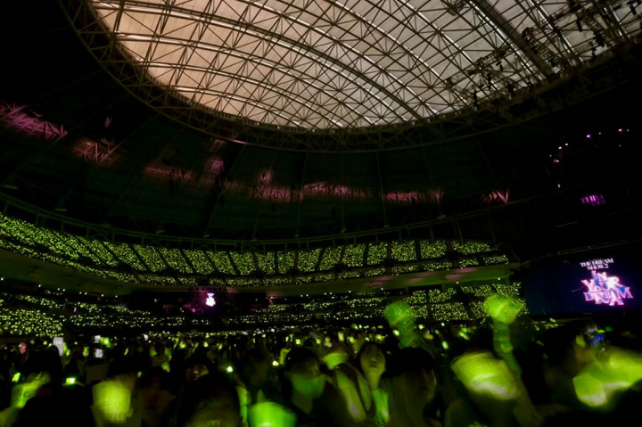 Neon green ocean, warna yang identik dengan NCT memenuhi venue konser.