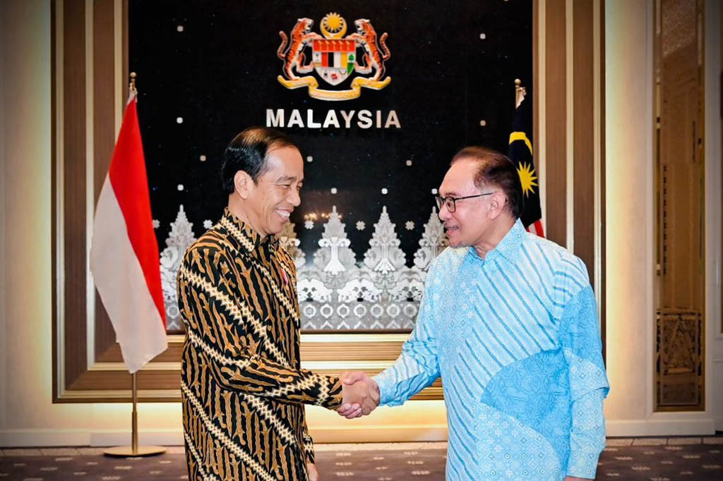 Tiba sekitar pukul 10.00 waktu setempat, Presiden Jokowi dan Ibu Iriana disambut langsung oleh PM Anwar dan Dato’ Seri Wan Azizah.