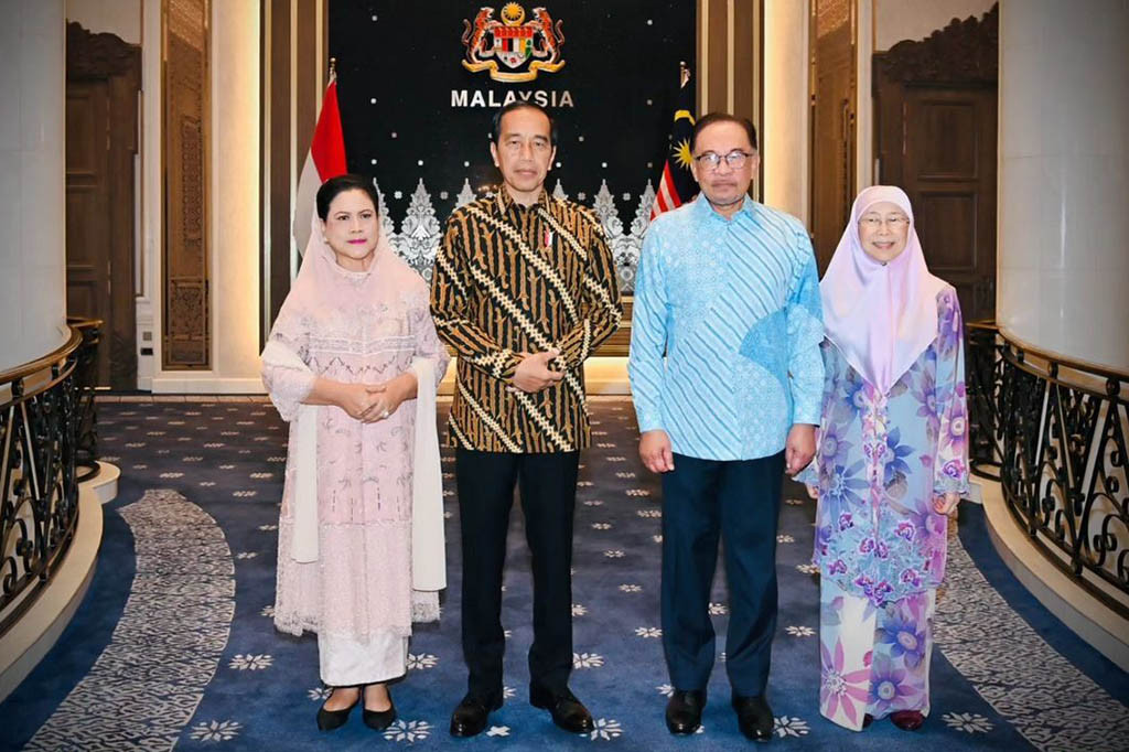 Kedatangan Presiden dan Ibu Iriana juga turut disambut oleh persembahan tarian dan silat Melayu.