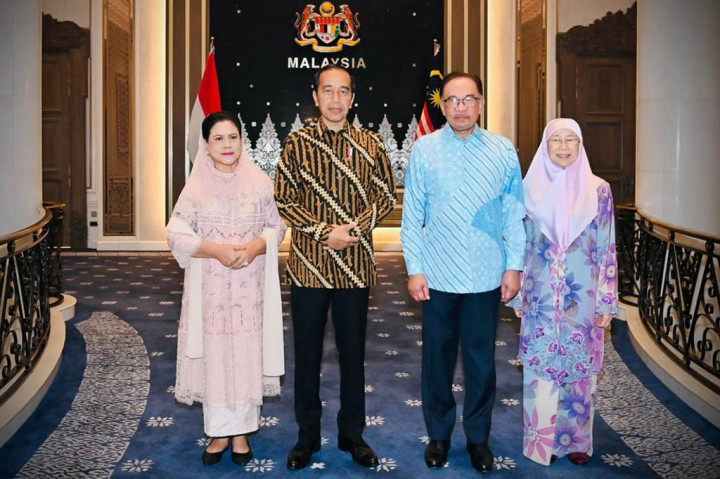 Kedatangan Presiden dan Ibu Iriana juga turut disambut oleh persembahan tarian dan silat Melayu.
