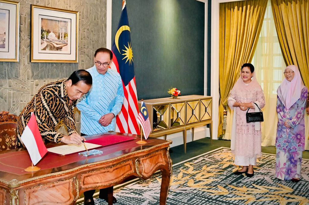 Selanjutnya, Presiden dan Ibu Iriana memasuki salah satu bagian ruangan di Seri Perdana untuk menandatangani buku tamu.