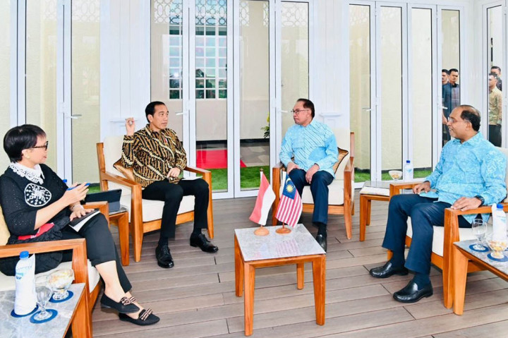 Setelah itu, PM Anwar mengajak Presiden Jokowi menuju Anjung Perdana untuk melakukan pertemuan empat mata (tête-à-tête). 