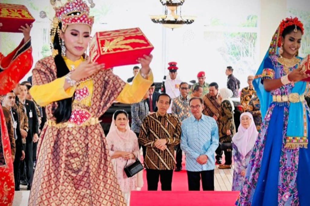 Presiden Joko Widodo dan Ibu Negara Iriana Joko Widodo melakukan pertemuan dengan Perdana Menteri Dato’ Seri Anwar Ibrahim di Kompleks Seri Perdana, Putrajaya, Malaysia, pada Kamis, 8 Juni 2023