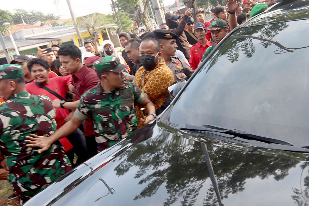Usai mengikuti persidangan, sekitar pukul 15.15 WIB, Luhut beserta rombongan telah bersiap untuk meninggalkan PN Jaktim. Massa pendukung Haris dan Fatia yang berada di luar gerbang pun diingatkan oleh petugas untuk bergeser karena Luhut akan keluar dari PN Jaktim.