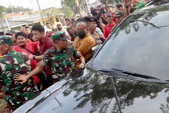 Usai mengikuti persidangan, sekitar pukul 15.15 WIB, Luhut beserta rombongan telah bersiap untuk meninggalkan PN Jaktim. Massa pendukung Haris dan Fatia yang berada di luar gerbang pun diingatkan oleh petugas untuk bergeser karena Luhut akan keluar dari PN Jaktim.