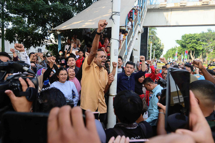 Aksi saling dorong antara massa pendukung Haris Azhar dan Fatia Maulidiyanti dengan aparat Kepolisian kembali terjadi saat Menteri Koordinator Bidang Maritim dan Investasi (Menko Marves) Luhut Binsar Pandjaitan keluar dari Pengadilan Negeri (PN) Jakarta Timur, Kamis, 8 Juni 2023.