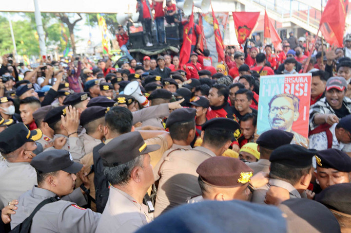 Imbauan petugas itu tidak digubris oleh ratusan massa pendukung Haris Azhar dan Fatia. Bahkan, pendukung aktivis HAM itu membentuk barisan dan berdiri di depan gerbang pengadilan. Petugas keamanan pun terpaksa harus membuka paksa. Aksi dorong-dorongan pun tidak terelakkan.