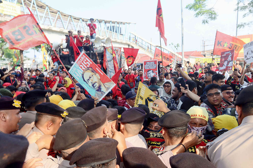 Haris dan Fatia didakwa Pasal 27 ayat 3 juncto Pasal 45 ayat 3 Undang-Undang ITE, Pasal 14 ayat 2 Undang-Undang Nomor 1 Tahun 1946, Pasal 15 UU Nomor 1 Tahun 1946 dan Pasal 310 KUHP tentang Penghinaan.