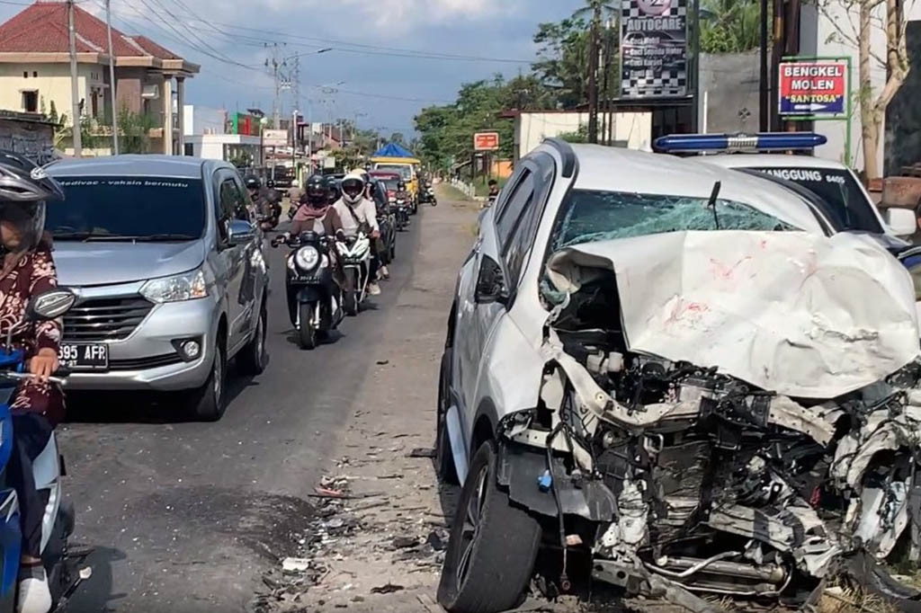 Kecelakaan maut terjadi di temanggung, jawa tengah kamis, 8 Juni 2023 siang. Sebuah minibus dengan kecepatan tinggi oleng dan menabrak truk fuso dari arah berlawanan, satu orang tewas dan dua lainnya kritis dalam kejadian ini.