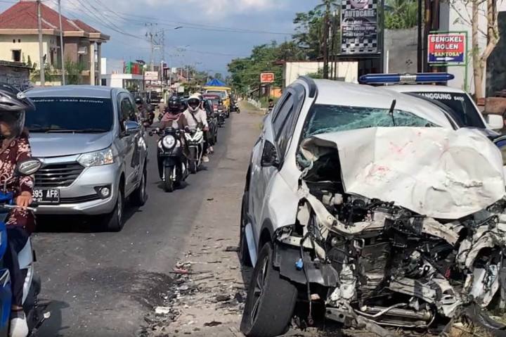 Kecelakaan maut terjadi di temanggung, jawa tengah kamis, 8 Juni 2023 siang. Sebuah minibus dengan kecepatan tinggi oleng dan menabrak truk fuso dari arah berlawanan, satu orang tewas dan dua lainnya kritis dalam kejadian ini.