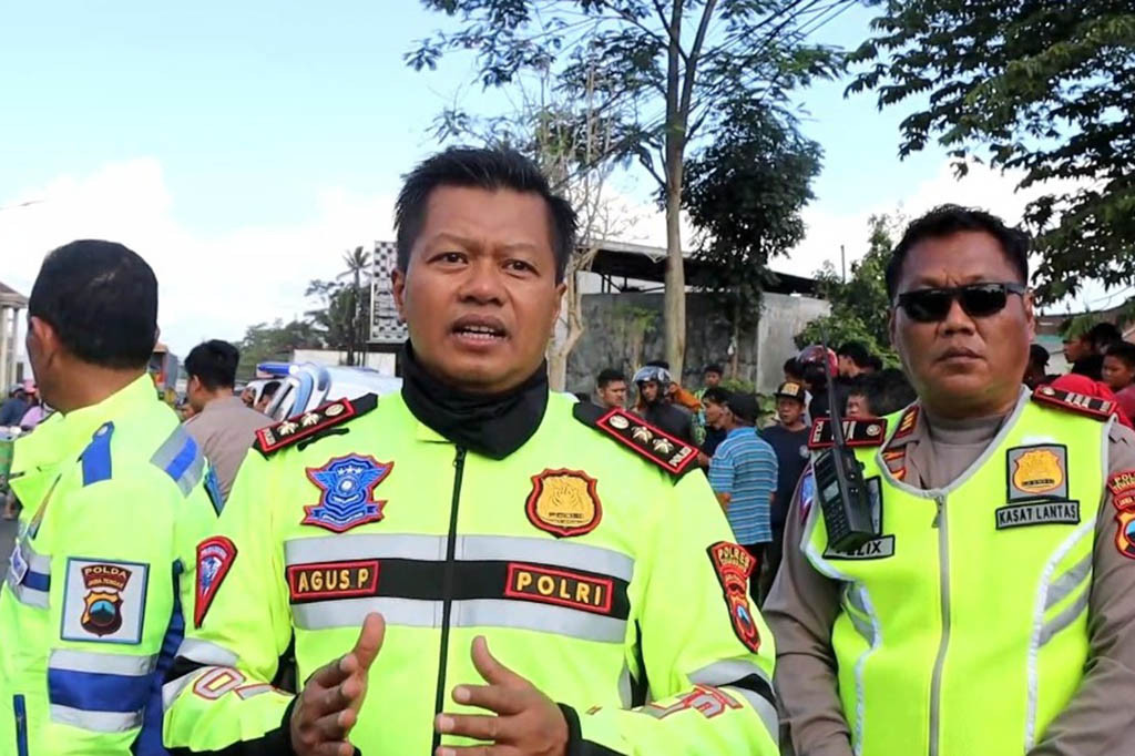 Akibat kejadian tersebut satu penumpang minibus atas nama Isa anshori warga temanggung meninggal di lokasi kejadian, sedangkan dua penumpang lainnya kritis dan dilarikan ke rsud temanggung.