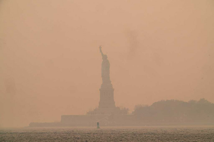 “Kami menyarankan semua warga New York untuk membatasi aktivitas di luar ruangan semaksimal mungkin,” ujar Wali Kota Eric Adams. “Mereka yang memiliki masalah pernapasan yang sudah ada sebelumnya, seperti masalah jantung atau pernapasan, serta anak-anak dan orang dewasa, mungkin sangat sensitif dan harus tetap berada di dalam ruangan saat ini,” sebutnya.