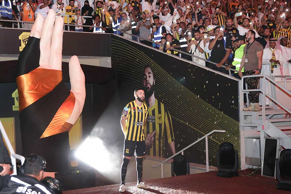  Mantan striker Real Madrid Karim Benzema diperkenalkan sebagai pemain Al-Ittihad di depan ribuan penggemar di Stadion Al-Ittihad, Jeddah, Arab Saudi, Kamis, 8 Juni 2023 waktu setempat.