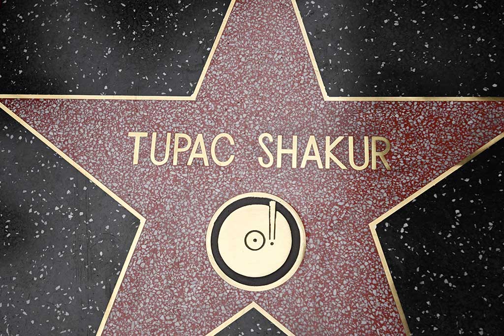 Legenda rap, Tupac Shakur, dianugerahi bintang di Hollywood's Walk of Fame, Rabu, 7 Juni 2023, hampir tiga dekade setelah dia ditembak mati dalam penembakan di jalan.