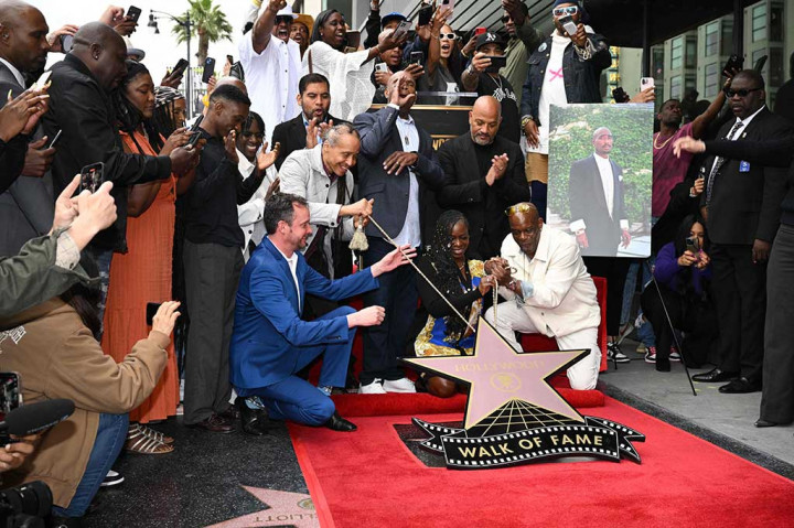 Sekyiwa 'Set' Shakur, adik mendiang Tupac, menerima penghargaan itu atas nama kakaknya lewat sebuah seremoni di Hollywood Boulevard, Los Angeles, Rabu, 7 Juni 2023.