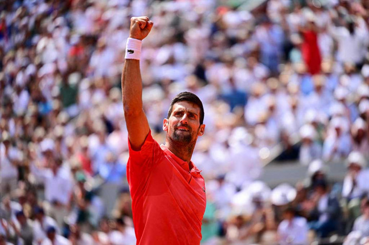 Novak Djokovic mencapai final French Open usai mengalahkan Carlos Alcaraz yang mengalami kram dalam semifinal di Roland Garros, Jumat, 9 Juni 2023.