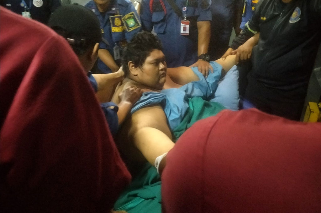 Proses evakuasi Fajri dari ruang perawatan mengalami kendala. Pasalnya, tidak ada alat angkut yang bisa membawanya.