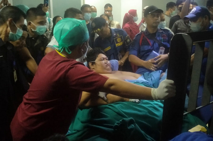 Sehingga, Fajri pun dievakuasi dengan menggunakan forklift untuk membawanya ke truk pengangkut milik Dinas Pemadam Kebakaran Kota Tangerang yang telah siap di parkiran RSUD Kota Tangerang.