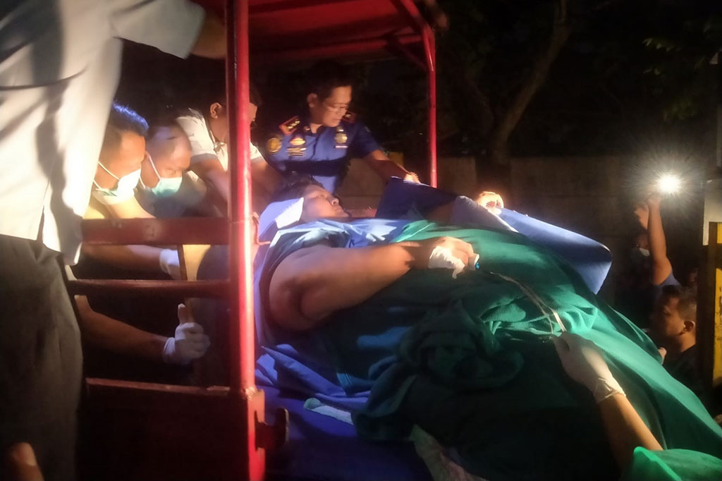 Proses menuju forklift pun memakan waktu hingga 30 menit. Fajri digotong menuju forklift harus dibantu puluhan petugas dari Dinas Pemadam Kebakaran dan petugas RSUD Kota Tangerang. 