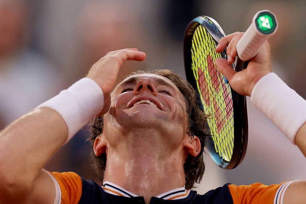 Casper Ruud mengalahkan Alexander Zverev pada semifinal di Roland Garros, Jumat, 9 Juni 2023 waktu setempat.