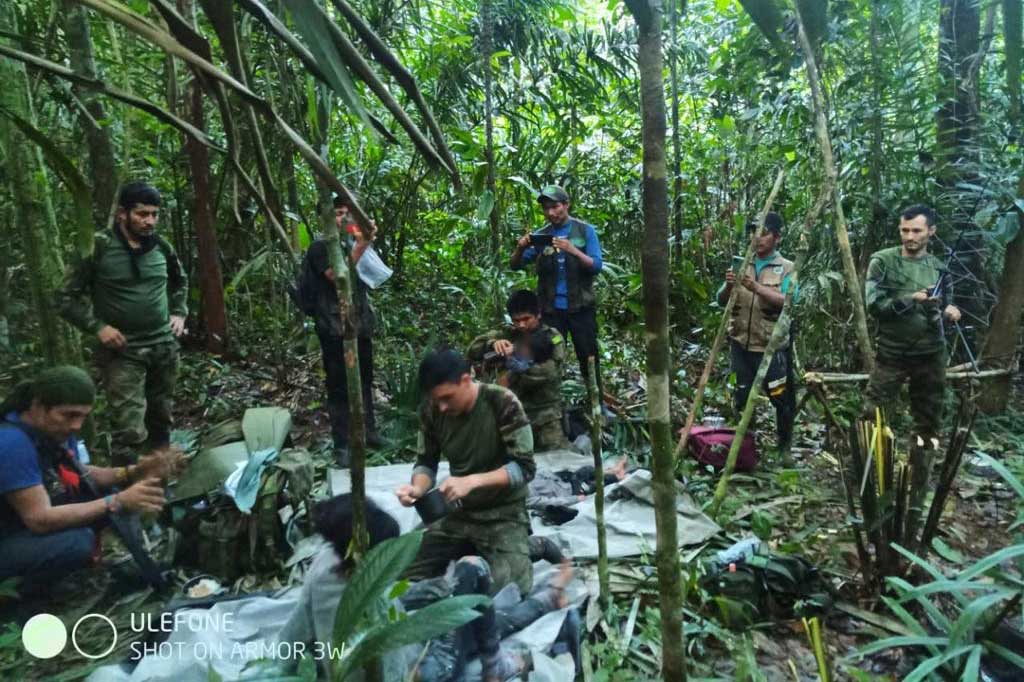 Postingannya menyertakan foto beberapa orang dewasa, beberapa mengenakan seragam militer, sedang merawat anak-anak yang duduk di terpal di antara hutan lebat.