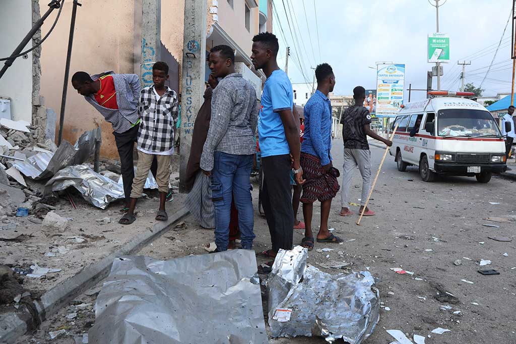 Warga melihat lokasi pengepungan kelompok bersenjata di Mogadishu, Somalia, Sabtu, 10 Juni 2023. Enam warga sipil tewas dan 10 lainnya cedera dalam pengepungan selama enam jam oleh gerilyawan Al-Shabaab di sebuah hotel tepi pantai di ibu kota Somalia, Mogadishu, Jumat, 9 Juni 2023 malam waktu setempat.