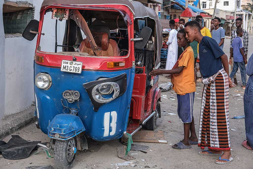 Serangan tersebut, yang diklaim oleh Al-Shabaab, dimulai sebelum pukul 20:00 pada hari Jumat (1700 GMT) ketika tujuh penyerang menyerbu Hotel Pearl Beach, tempat populer di Pantai Lido di sepanjang garis pantai Mogadishu.