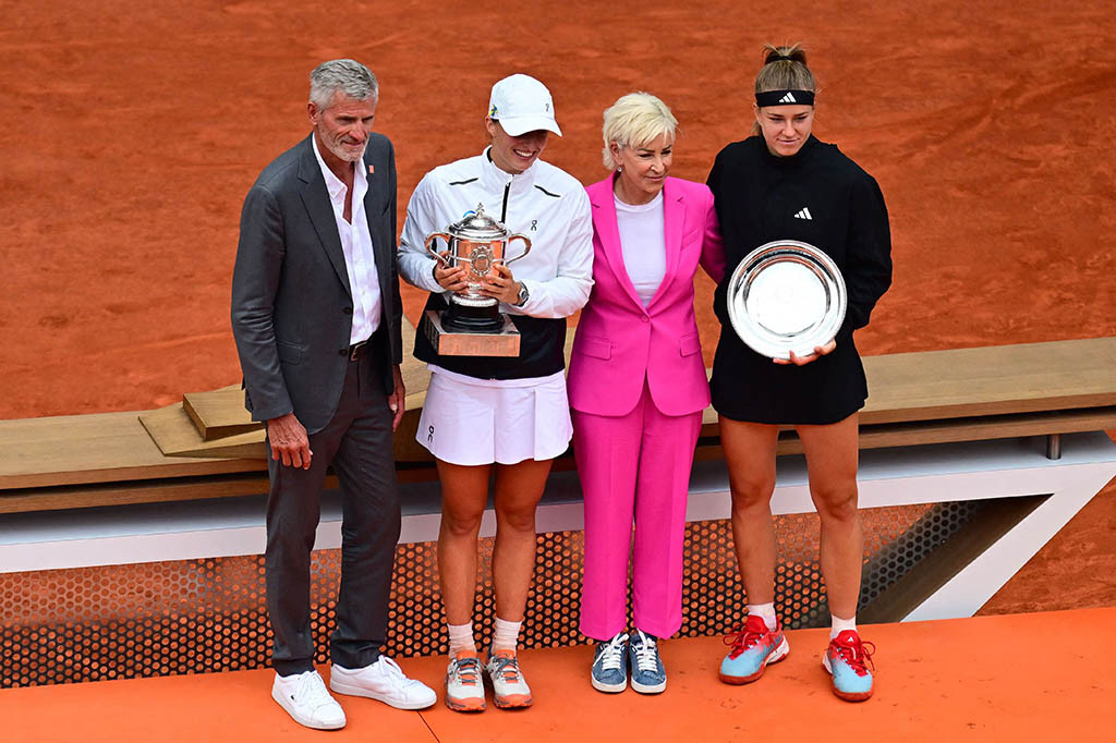 Swiatek, petenis nomor satu dunia, juga menjadi petenis putri termuda yang merebut gelar French Open berturut-turut setelah Monica Seles pada awal 1990-an.