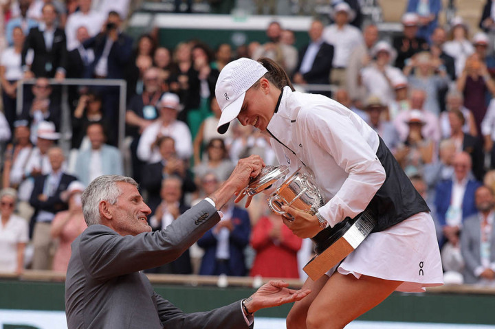 Swiatek yang berusia 22 tahun merupakan petenis putri ketiga di era Open yang memenangi empat final Grand Slam yang dia mainkan. Petenis Polandia itu menambahkan di kemenangan Roland Garos kali ini ke dalam daftar gelar 2020 dan 2022 di Paris, dan kemenangan US Open tahun lalu.