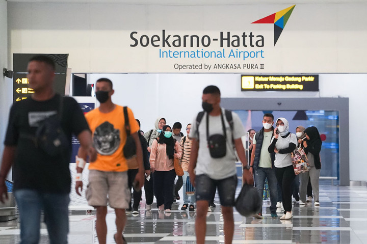 Pemerintah Indonesia melalui Satgas Penanganan Covid-19, resmi mencabut aturan kewajiban penggunaan masker di semua ruang publik. Aturan baru yang dirilis sejak Jumat, 9 Juni 2023 ini membebaskan masyarakat dari kewajiban penggunaan masker di tempat umum dan fasilitas publik. 