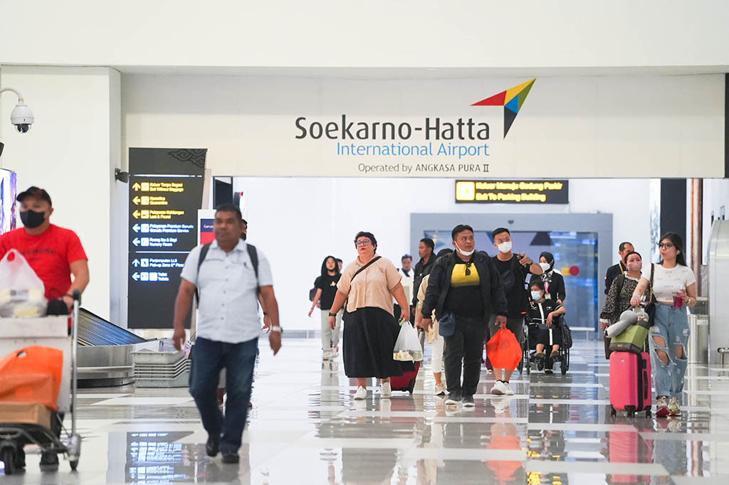 Aturan yang sama juga berlaku bagi masyarakat ingin melakukan perjalanan dalam maupun ke luar negeri. Hal ini tertuang dalam Surat Edaran Nomor 1 Tahun 2023 tentang Protokol Kesehatan pada Masa Transisi Endemi Corona Virus Disease 2019. 