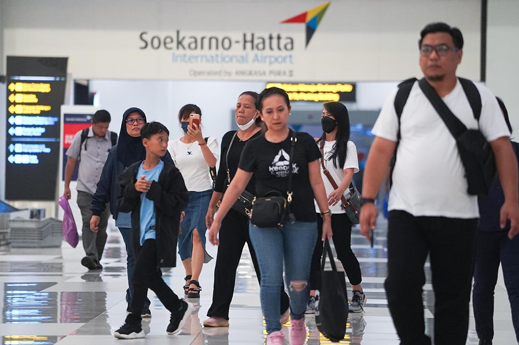 Penumpang pesawat tiba di terminal kedatangan Bandara Internasional Soekarno-Hatta, Tangerang, Banten, Sabtu, 10 Juni 2023. 