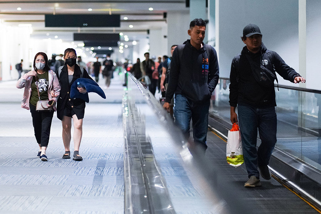 Disebutkan dalam aturan tersebut, masyarakat masih dianjurkan menggunakan masker apabila merasa kondisi kesehatannya kurang baik. Sebaliknya apabila merasa sehat, keharusan penggunaan masker sudah tidak berlaku untuk situasi apa pun. 