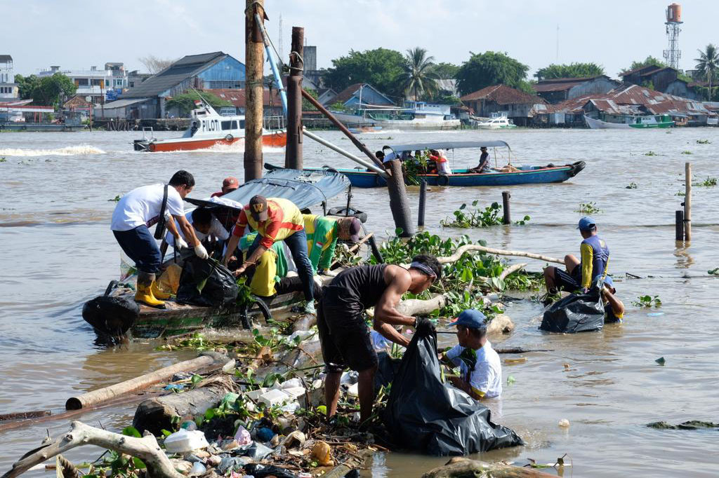 Sungai Musi adalah wajah dari Kota Palembang. Tak hanya sebagai sumber bahan baku air minum, Sungai Musi juga menjadi sarana transportasi, sumber mata pencaharian, hingga destinasi wisata. Namun ternyata, kondisi Sungai Musi sangat memprihatinkan lantaran tercemar dengan limbah sampah yang dibuang masyarakat.