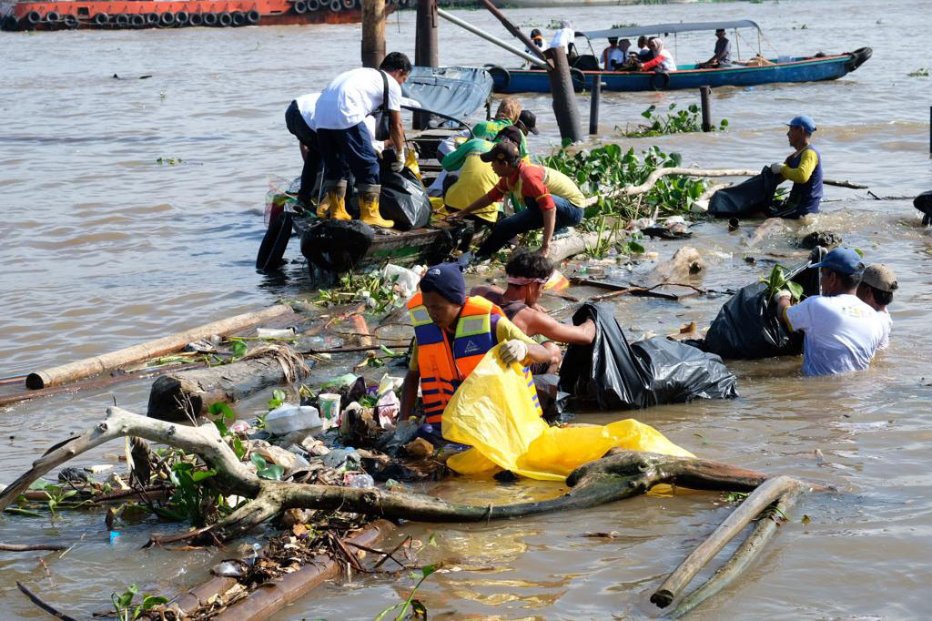 Bahkan berdasarkan data dari Dinas Kebersihan dan Lingkungan Hidup Kota Palembang, ada 91 ton sampah yang setiap harinya diangkut di Sungai Musi.