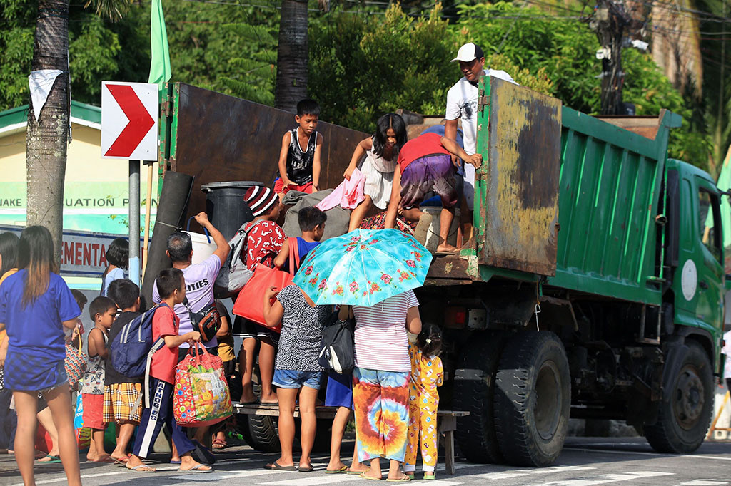 Lebih dari 12.800 orang telah dipindahkan ke pusat-pusat evakuasi, kata kantor pertahanan sipil Filipina, kebanyakan dari desa pertanian di atau dekat kaki gunung berapi.