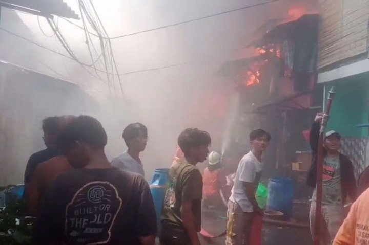 Kebakaran hebat melanda rumah-rumah di pemukiman padat penduduk, Jalan Hidup Baru, Pademangan Barat, Jakarta Utara/ pada Minggu, 11 Juni 2023 siang. Api diduga berasal dari kebocoran tabung gas milik tukang nasi goreng.
