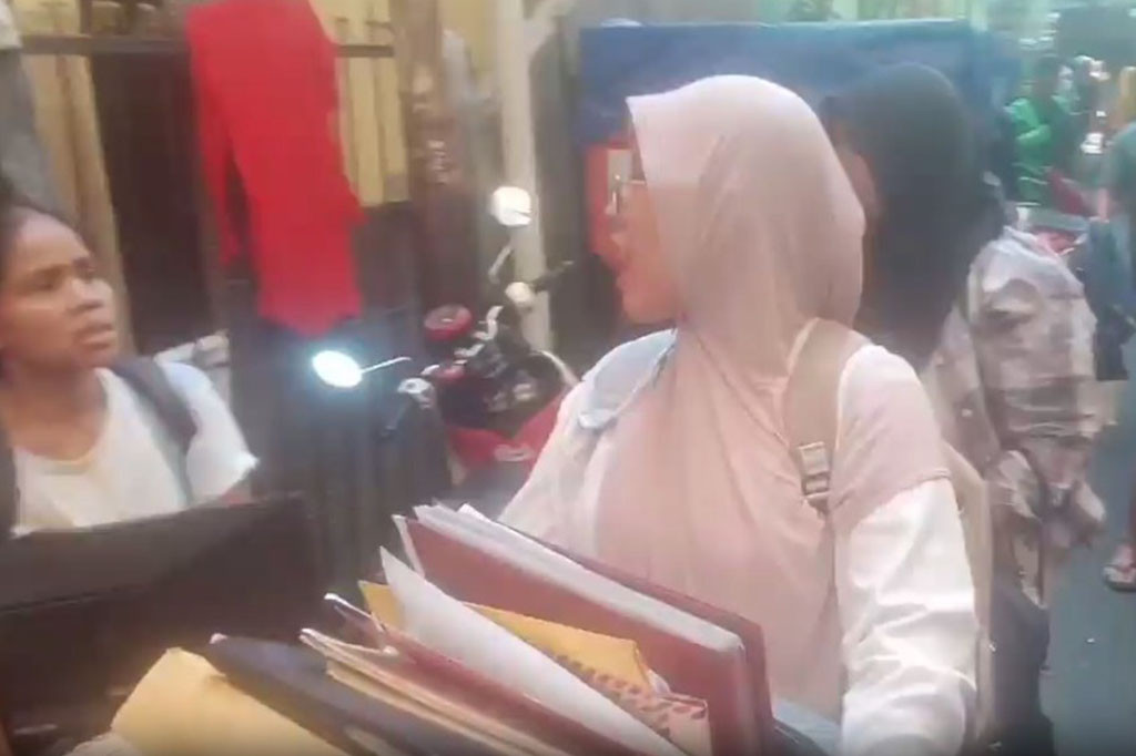 Sejumlah warga juga tak kuasa menahan tangis, saat mengetahui rumahnya di lalap sijago merah. Warga langsung berusaha mengevakuasi barang barangnya yang mudah terbawa.