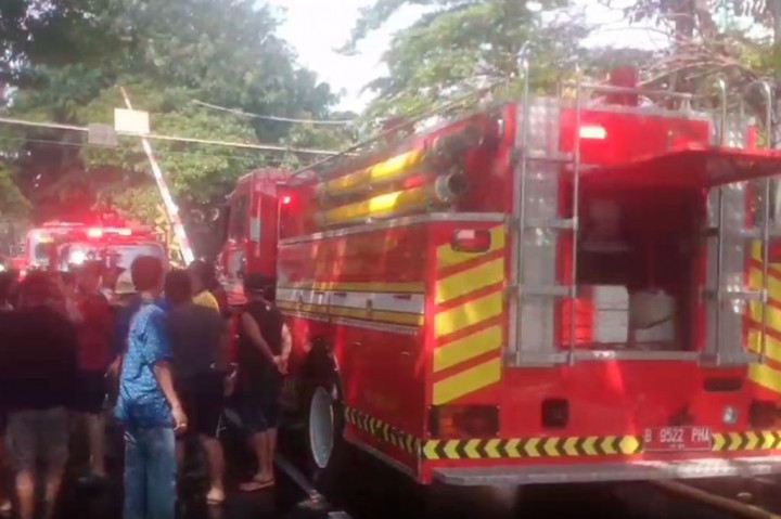 Hingga kini petugas Sudin Gulkarmat belum dapat memberi keterangan pasti terkait kebakaran tersebut lantaran masih berupaya memadamkan api.