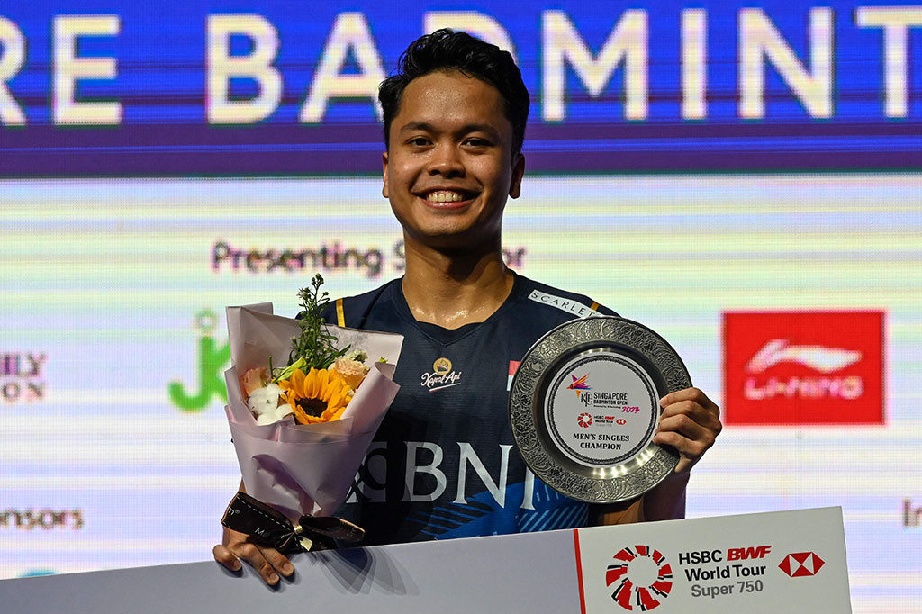 Namun akhirnya perjuangan Ginting berakhir dengan gelar juara, setelah poin terakhir penentu kemenangannya datang dari kesalahan yang diciptakan Antonsen. Saat Ginting melempar servis, Antonsen yang berada di zona depan justru melakukan pengembalian yang terlalu rendah, yang akhirnya menabrak net.