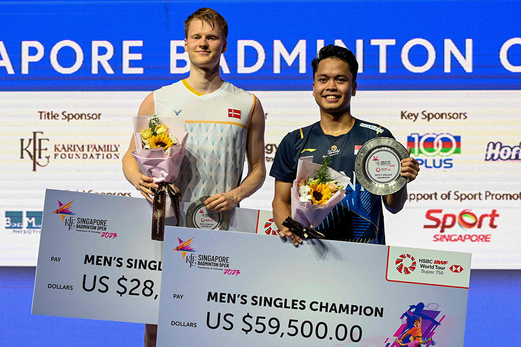 Dalam pertandingan final kali ini, Ginting sempat tertinggal lebih dulu dari Antonsen dari 0-2 hingga skor 2-4. Lewat kesabaran dan adaptasi yang baik, Ginting bisa lebih fokus dengan pola permainan depan untuk mengejar ketertinggalan.
