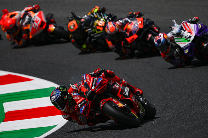 Setelah memenangi sprint race pada Sabtu untuk unggul empat poin dari Marco Bezzecchi dalam klasemen, Bagnaia menjalani akhir pekan sempurna di kampung halamannya, Sirkuit Mugello, dengan memimpin seluruh 23 putaran pada balapan utama dan merebut kemenangan Grand Prix ketiganya musim ini.