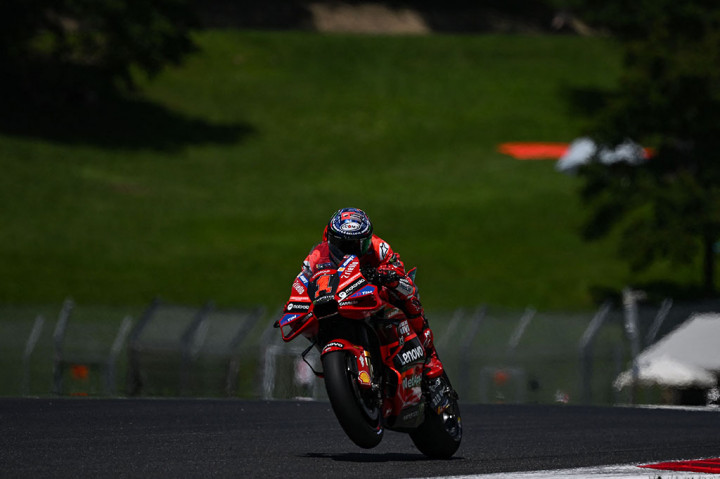Pebalap tim Ducati Lenovo Francesco Bagnaia tampil dominan memenangi Grand Prix Italia, Minggu, 11 Juni 2023 untuk mengokohkan posisinya di puncak klasemen pebalap MotoGP.