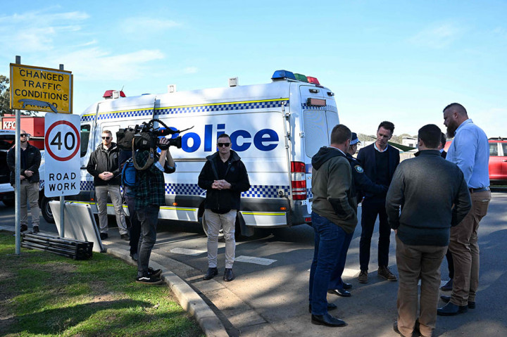 Bus belum diluruskan dengan jenazah masih di dalam, katanya, sehingga ada kemungkinan orang lain bisa terjebak di bawahnya.