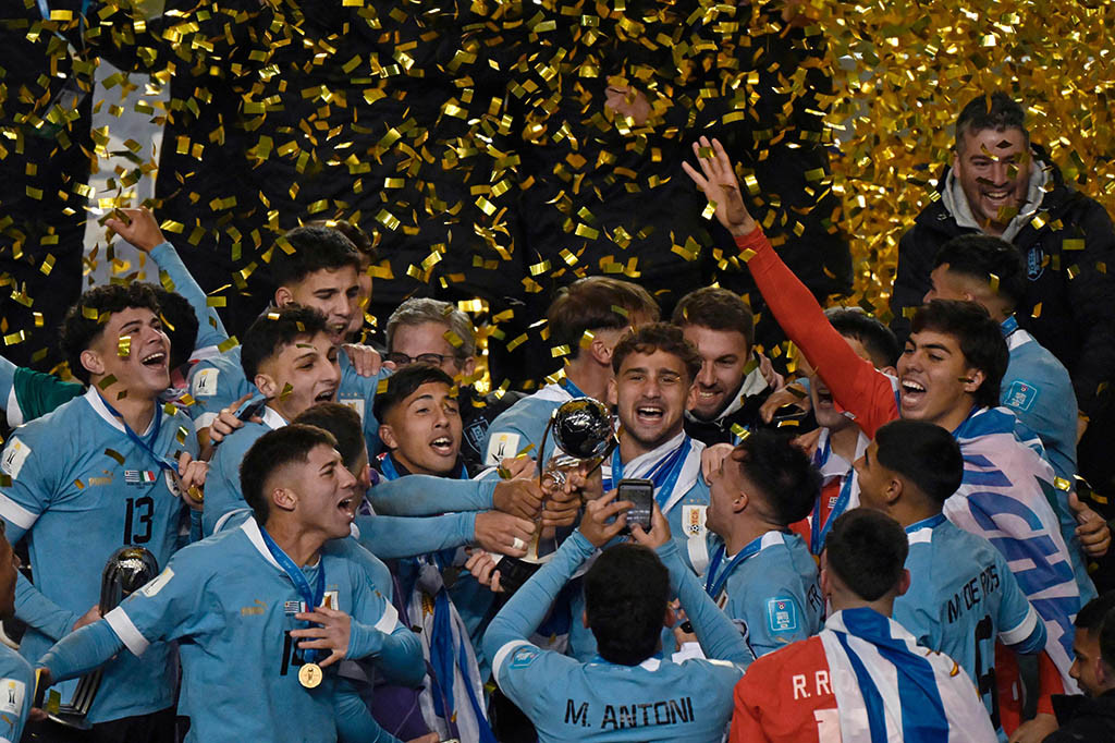 Pada babak pertama, Uruguay menggempur lini pertahanan Italia melalui upaya yang dilakukan oleh Fabricio Diaz dan Anderson Duarte, namun belum ada yang membuahkan hasil.