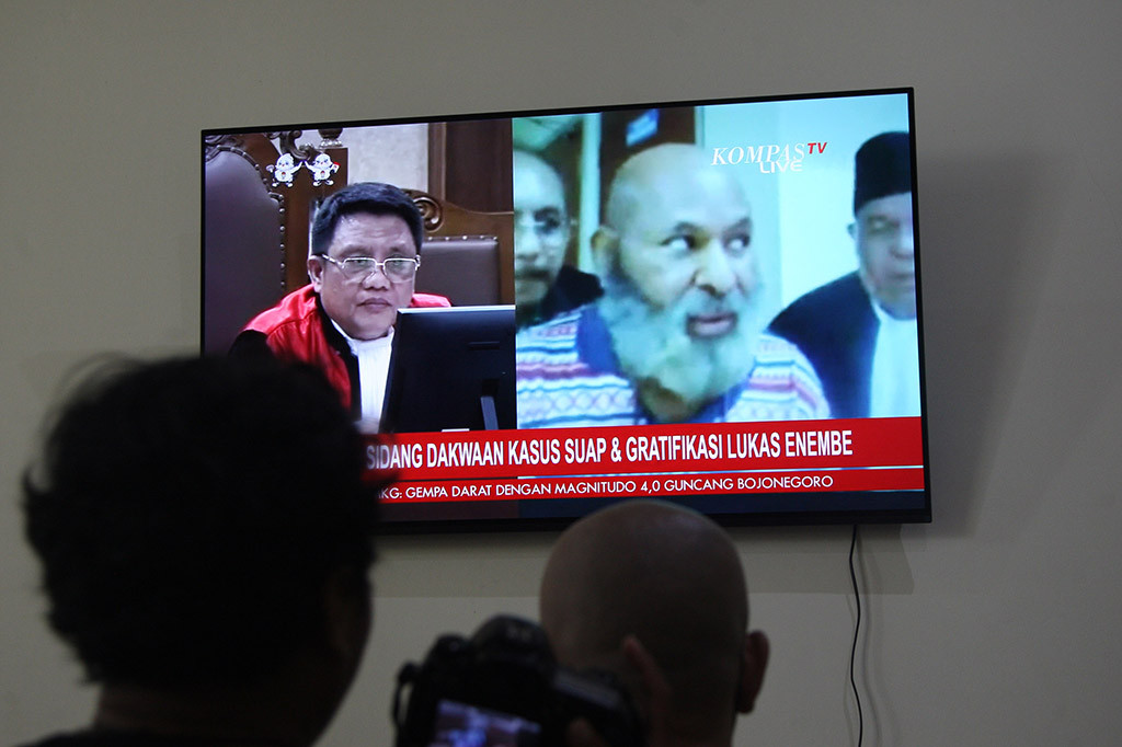 Pengadilan Tindak Pidana Korupsi (Tipikor) pada Pengadilan Negeri Jakarta Pusat menggelar sidang perdana dugaan penerimaan suap dan gratifikasi terkait pengerjaan proyek di Papua hari ini, 12 Juni 2023. Gubernur nonaktif Papua Lukas Enembe dihadirkan secara daring.